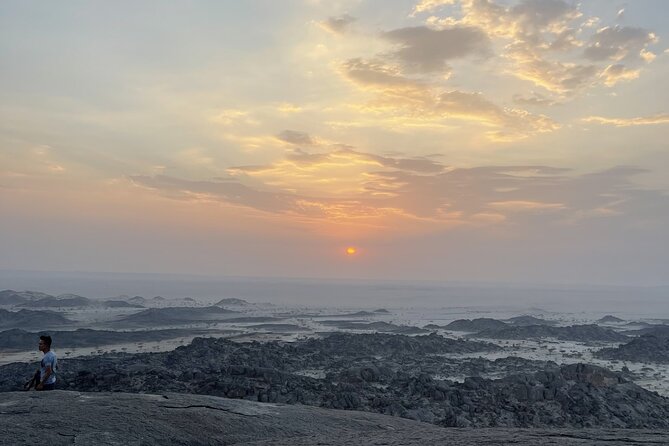 4 Hours Charming Moon Valley Hike Experience in Jeddah - Sunset above the valley