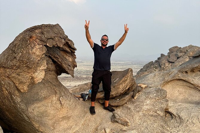 4 Hours Charming Moon Valley Hike Experience in Jeddah - Arabic coffee and snacks at the viewpoint