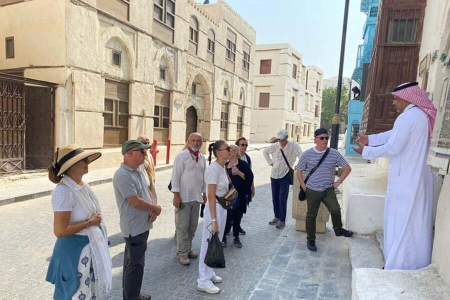 Al Balad Old Town Tour in Jeddah Historical City - Walking through Al Balad’s old neighborhoods