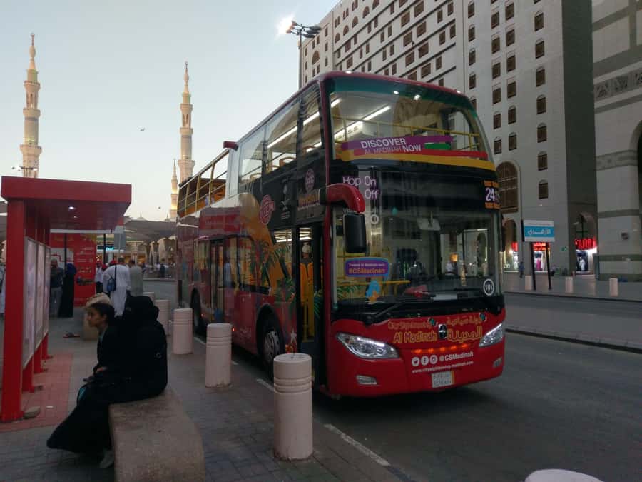 Al Madinah: City Sightseeing Hop-On Hop-Off Bus Tour - Commentary, headphones, and Wi-Fi