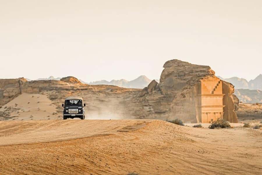 Fancy Tour of Hegra in a Vintage Land Rover - Al Diwan and the first look at Nabataean Hegra