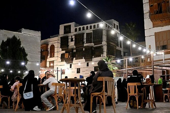 Guided Tour in Jeddah by local woman - Local connections that change the experience