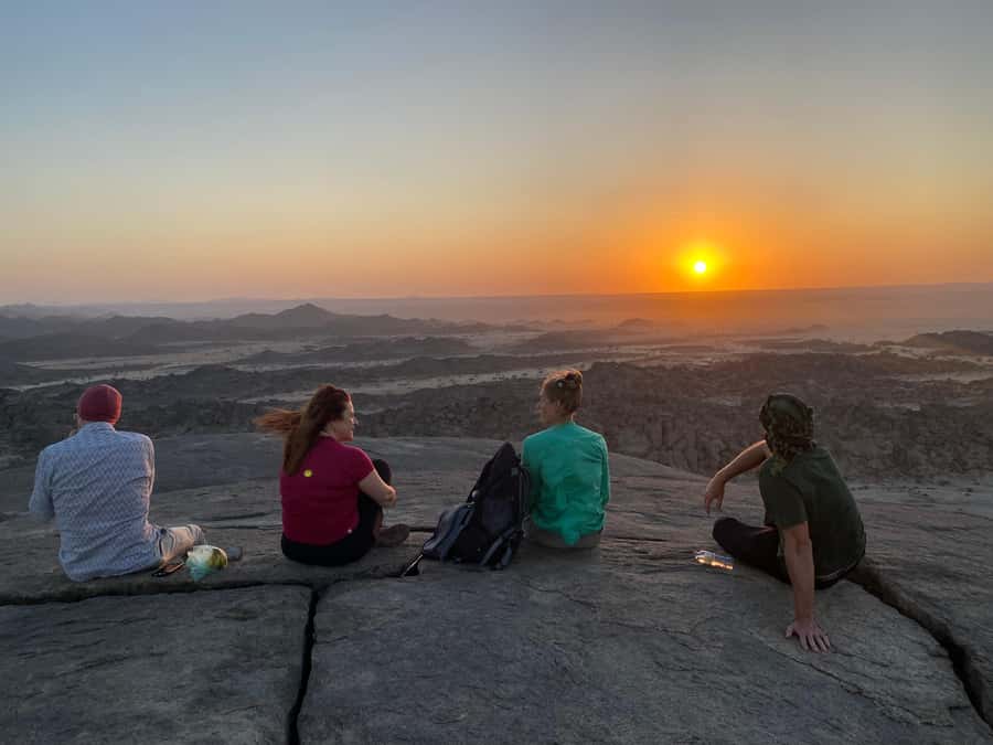 Jeddah: Moon Mountain Guided Hiking Tour with Snacks - Rock formations and views above the city