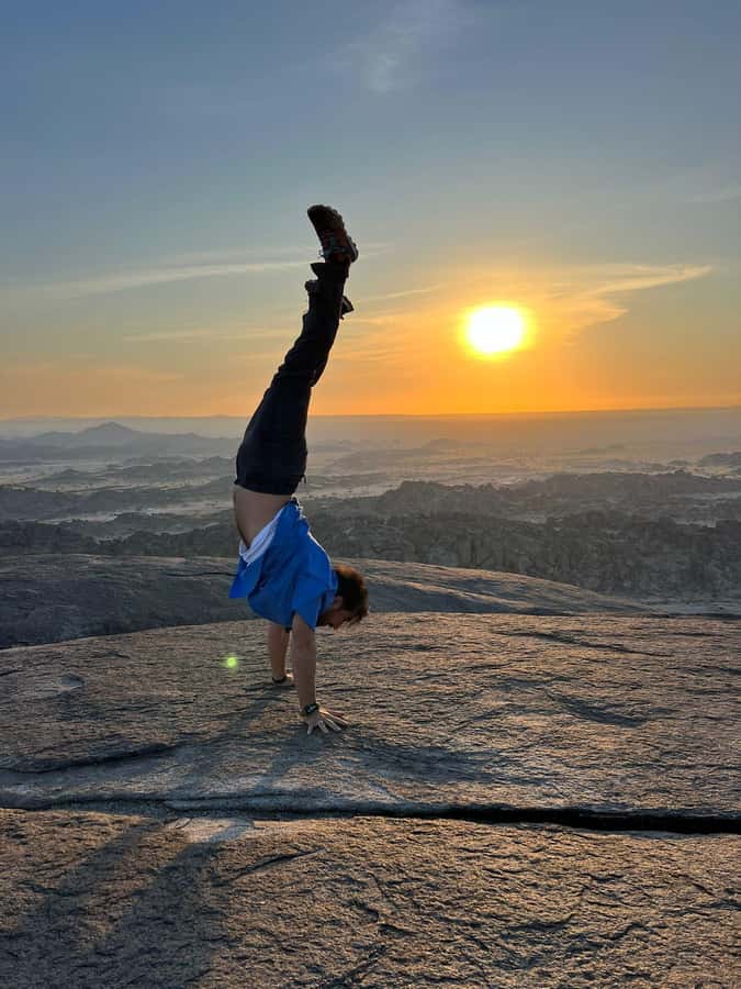 Jeddah: Moon Mountain Guided Hiking Tour with Snacks - Coffee, tea, fire, and a welcome pause