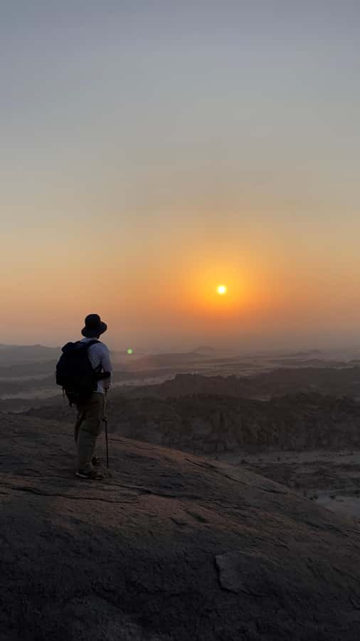 Jeddah: Moon Mountain Guided Hiking Tour with Snacks - A short hike with some real rock work