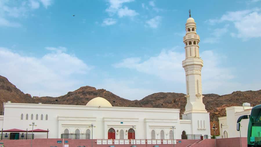 Medina Ziyarats ( Visit Holy Places) - The Qiblatain Mosque question