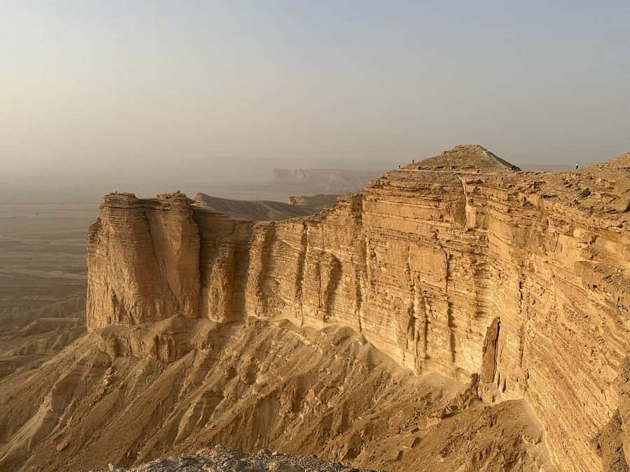 Riyadh: Edge Of The World and Bats Cave Tour by 4x4 - Sunset, cold air, and the campfire