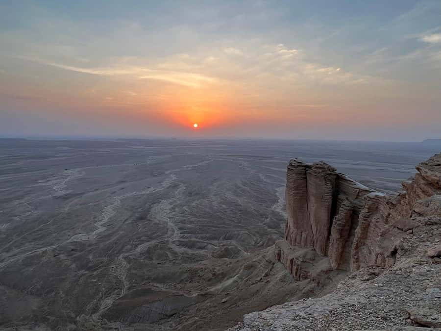 Riyadh: Edge of the World Private Guided Tour with dinner - Walking the cliffs at the Edge of the World